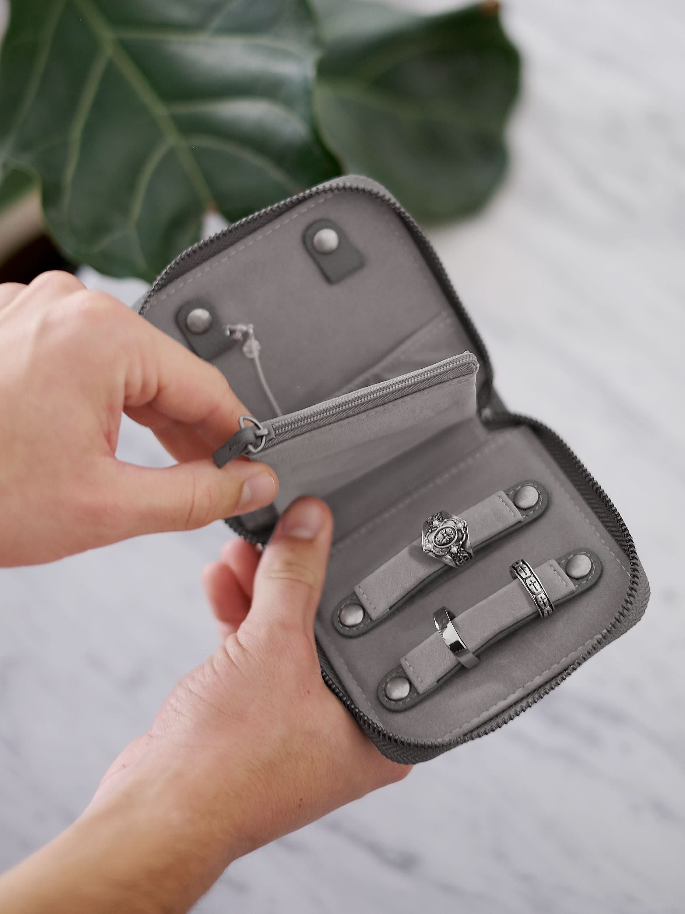 Stackers Rouleau à bijoux compact gris foncé