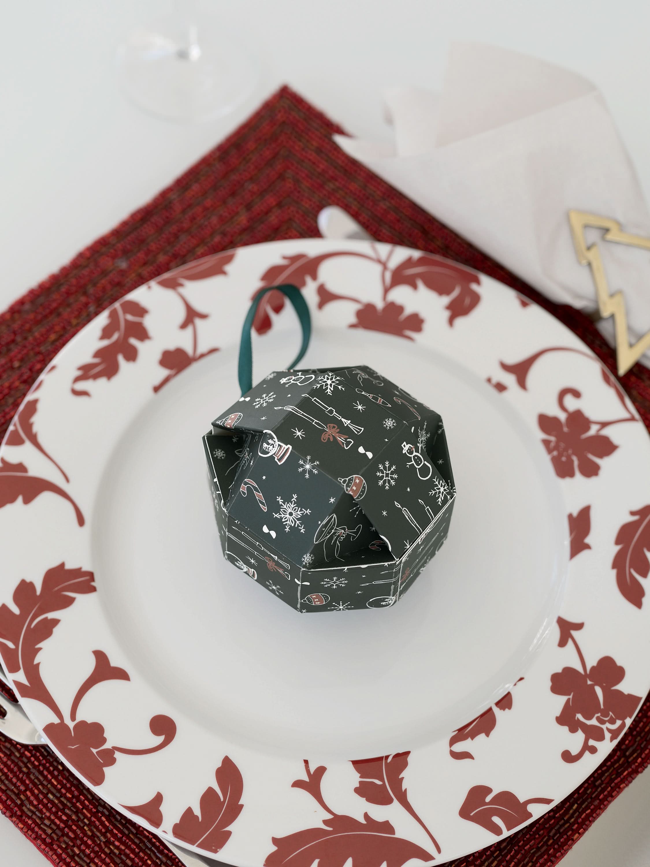 Stackers Jewellery Box Keyring in Decorative Christmas Ball Taupe